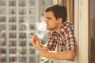 Cigareta na balkoně není snadná věc. Soused je v právu a balkon vám nepatří - Médium.cz